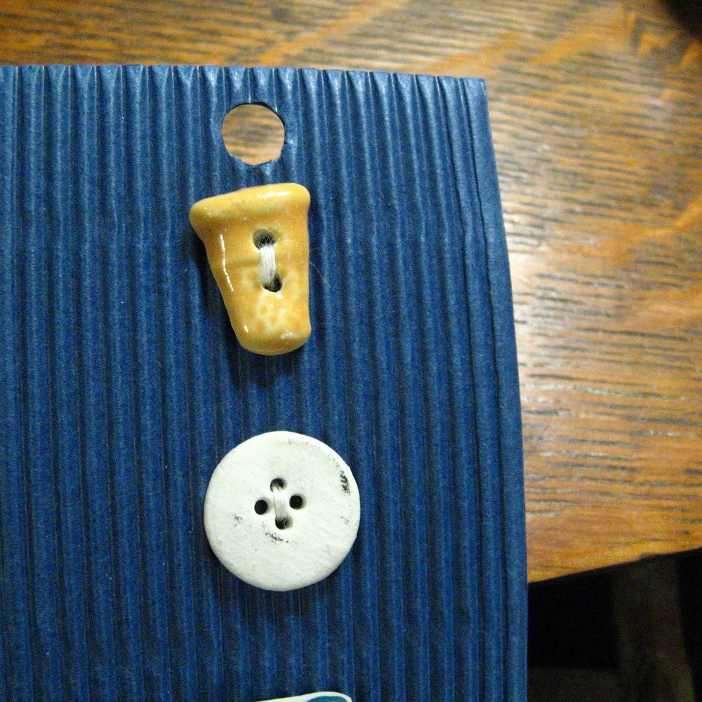đ§ľ Incomparable Buttons Sewing Tools - Picture 2 of 6